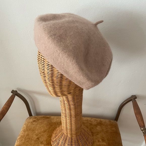 Camel colored beret - Picture 2 of 4